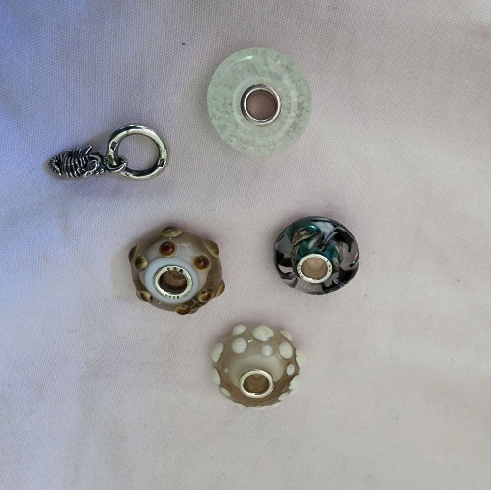Trollbeads Summer Unique Stingray also Glow in the dark and Niwa Seahorse